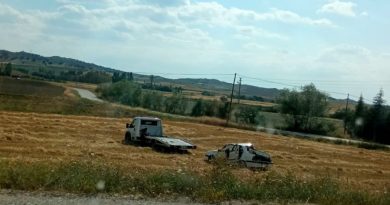 Kontrolden çıkan otomobil tarlaya uçtu: 4 yaralı