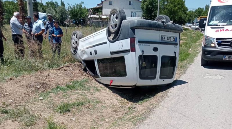 Konya’da hafif ticari araç takla attı: 2 yaralı