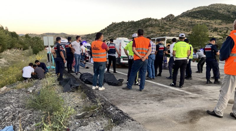 Konya'da iki otomobil çarpıştı: 5 ölü, 4 yaralı