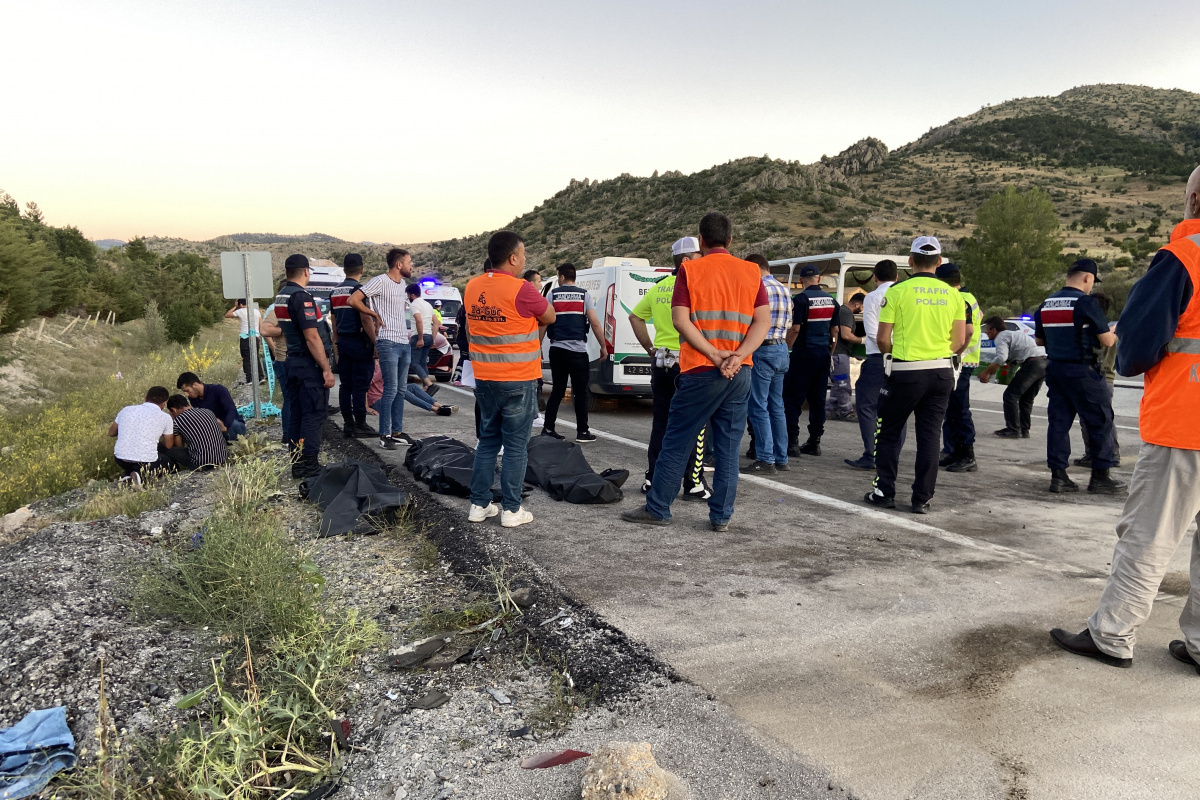Konya'da iki otomobil çarpıştı: 5 ölü, 4 yaralı