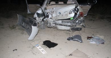 Köpeğe çarpmamak için manevra yapınca elektrik direğine çarpıp takla attı: 2 yaralı