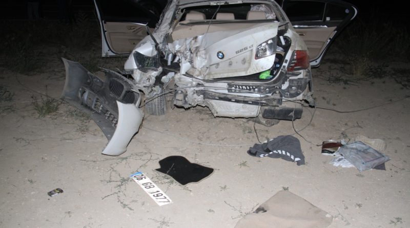 Köpeğe çarpmamak için manevra yapınca elektrik direğine çarpıp takla attı: 2 yaralı