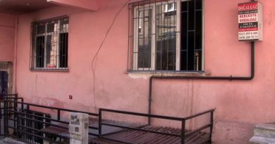 Küçükçekmece’de 4 katlı binanın giriş katında yangın çıktı