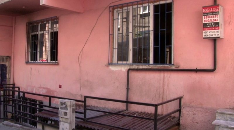 Küçükçekmece’de 4 katlı binanın giriş katında yangın çıktı