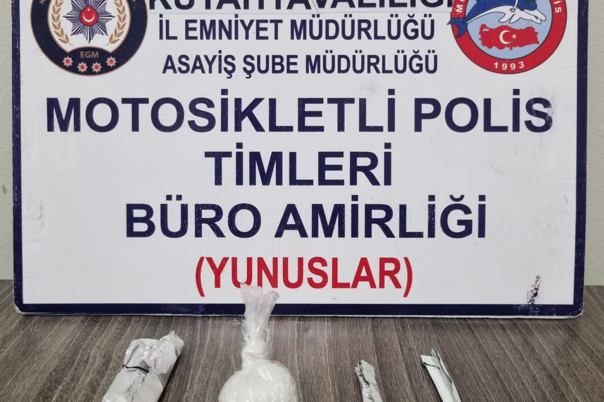 Kütahya'da plakasız motosiklette uyuşturucu ele geçirildi