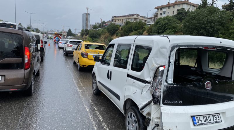Maltepe D-100 Karayolu’nda zincirleme kazada 10 araç birbirine girdi