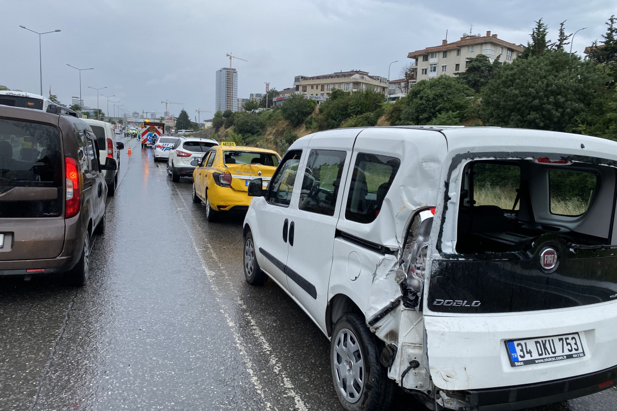 Maltepe D-100 Karayolu’nda zincirleme kazada 10 araç birbirine girdi