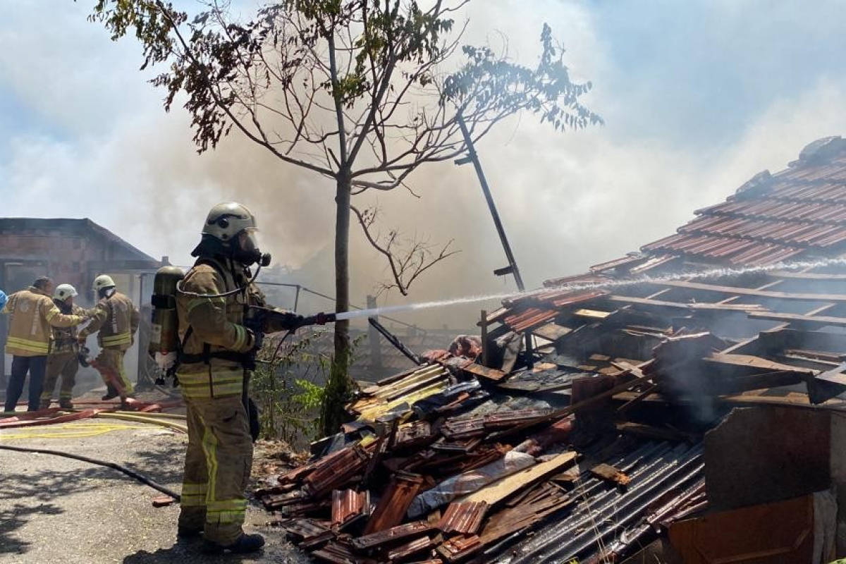 Maltepe'de bir gecekonduda yangın çıktı