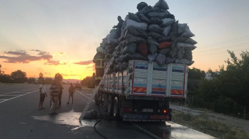Mangal kömürü yüklü tırda çıkan yangını itfaiye söndürdü