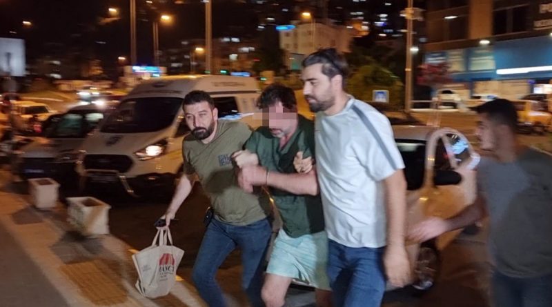 Markette tartıştığı ortağını boğazından bıçaklayarak öldürdü