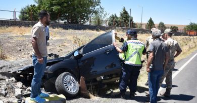 Menfeze çarpan otomobildeki 3 kişi yaralandı