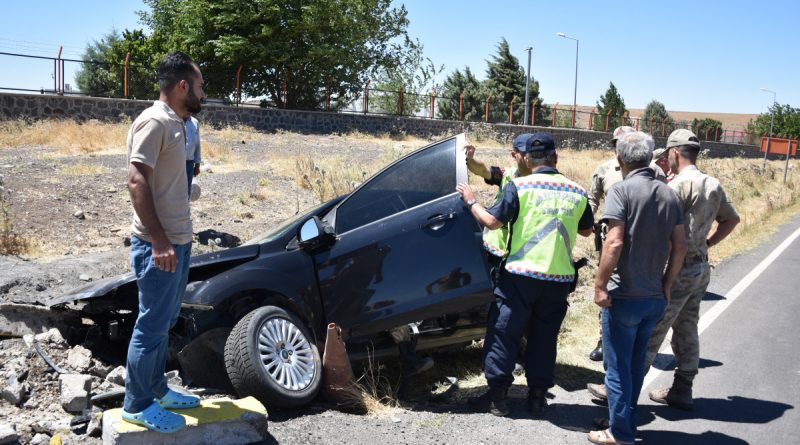 Menfeze çarpan otomobildeki 3 kişi yaralandı