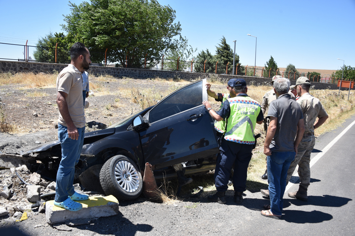 Menfeze çarpan otomobildeki 3 kişi yaralandı