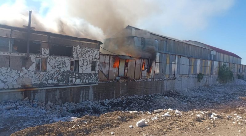 Mermer işletmesi şantiyesi yangında küle döndü