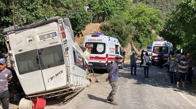 Mersin'de işçi servisi kaza yaptı: 17 yaralı