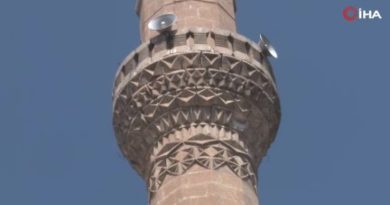 Minareden sokağa 5 kiloluk taş parçası düştü