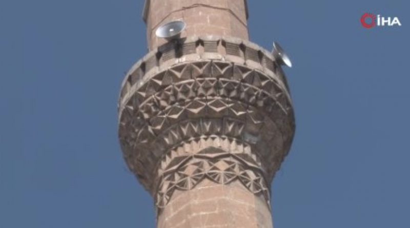 Minareden sokağa 5 kiloluk taş parçası düştü