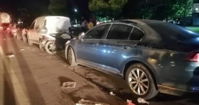 Motosiklet park halindeki otomobile çarptı: 1 yaralı