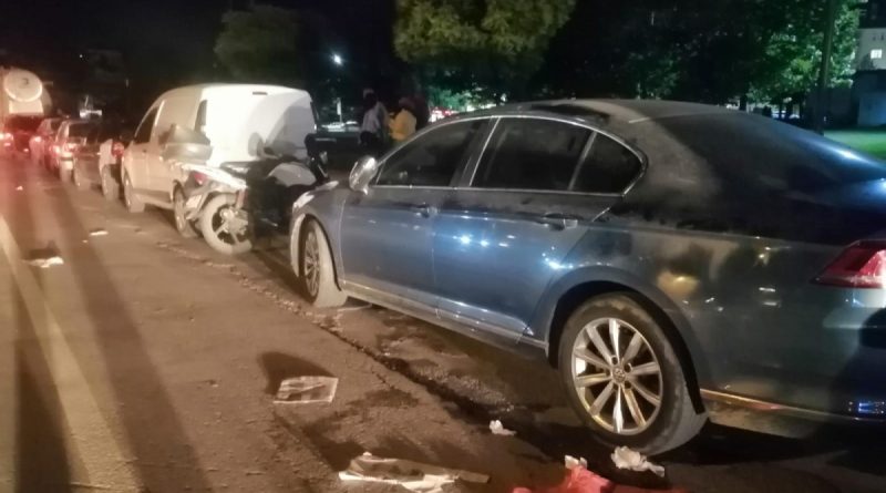 Motosiklet park halindeki otomobile çarptı: 1 yaralı