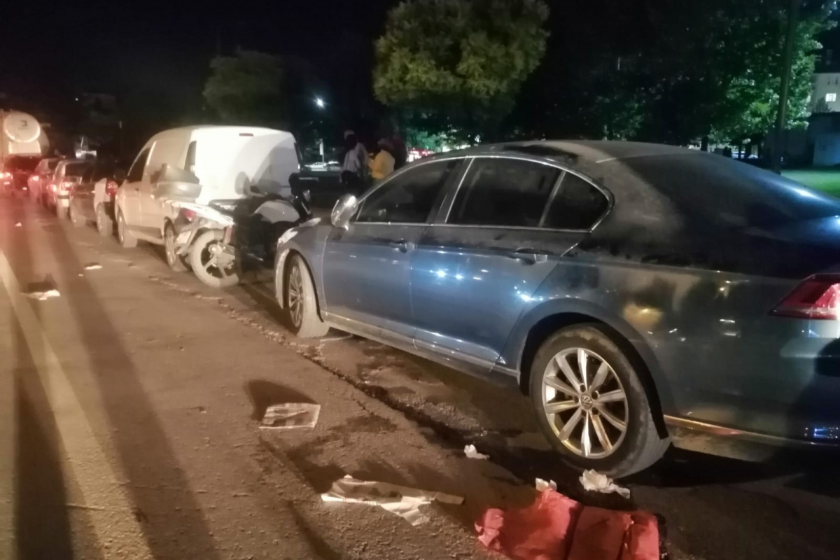 Motosiklet park halindeki otomobile çarptı: 1 yaralı