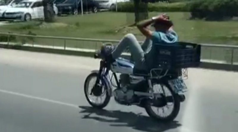 Motosikletle tehlikeli yolculuk!