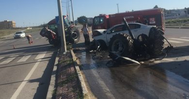 Otomobille çarpışan traktör ikiye bölündü: 3 yaralı