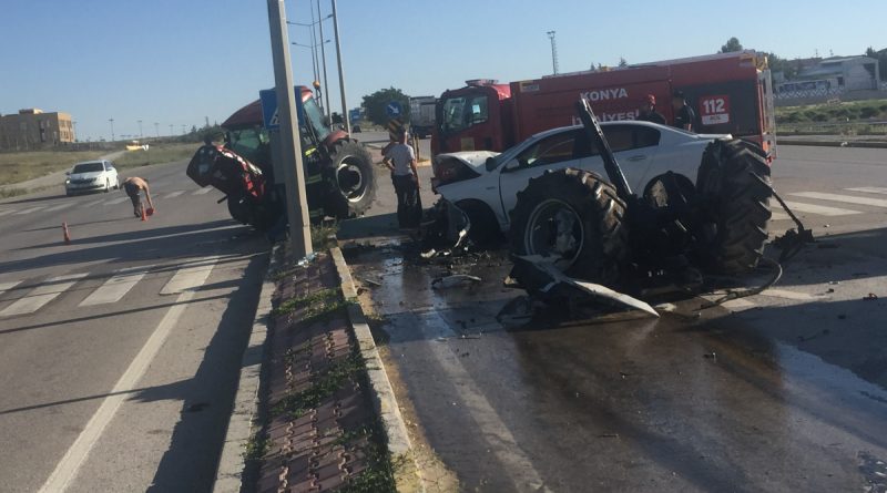 Otomobille çarpışan traktör ikiye bölündü: 3 yaralı