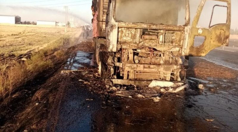 Presli saman balyası yüklü tır seyir halinde alev aldı