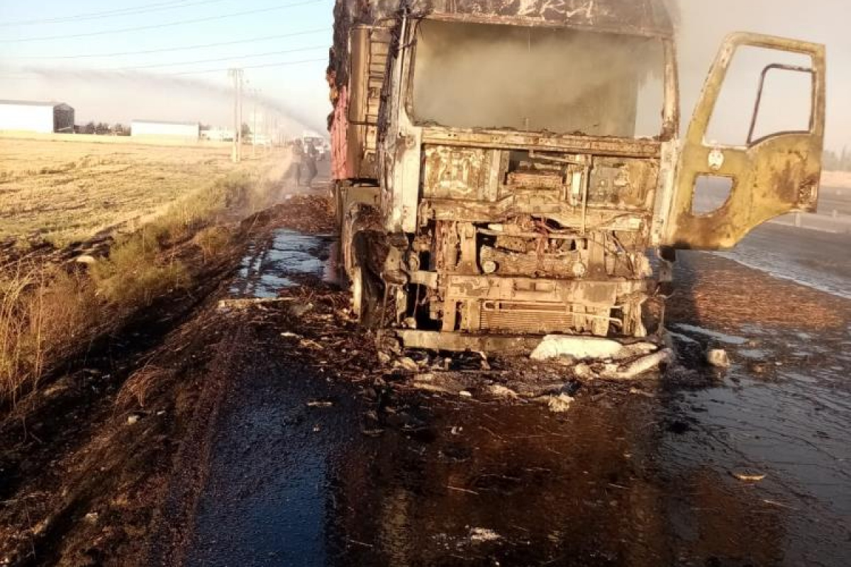 Presli saman balyası yüklü tır seyir halinde alev aldı