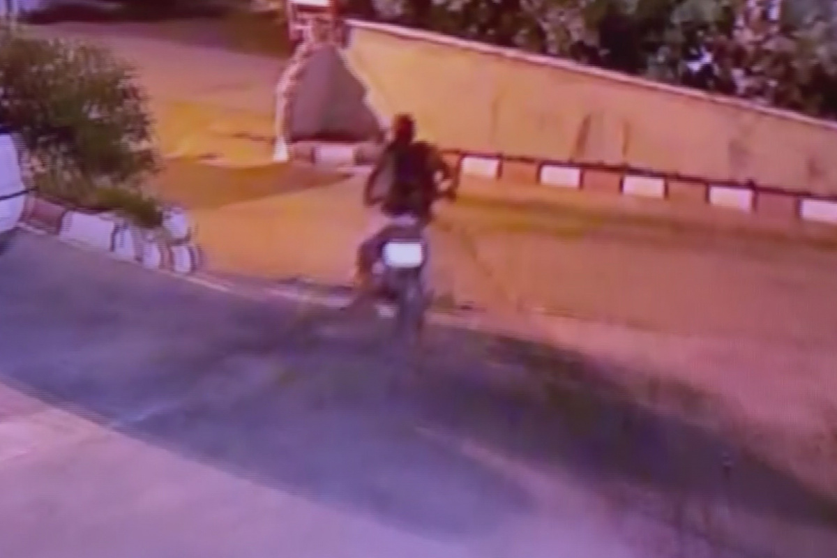 Rahat tavırlarla geldi, bir dakikada 10 bin TL'lik motoru çaldı