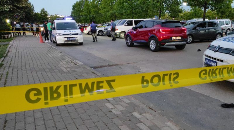 Restoran önünde vuruldu, terliği ve arabasını bırakıp yaralı halde kaçtı