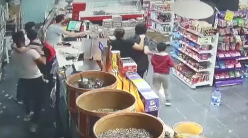 Sahibinin elinden kurtuldu, marketi birbirine kattı