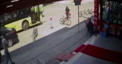 Sancaktepe'de İETT otobüsü, karşıdan karşıya geçen kadın ve küçük kıza çarptı. O anlar güvenlik kamerasına yansıdı