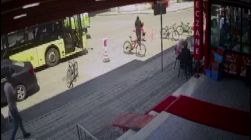 Sancaktepe'de İETT otobüsü, karşıdan karşıya geçen kadın ve küçük kıza çarptı. O anlar güvenlik kamerasına yansıdı