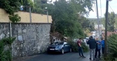 Sarıyer'de 10 katlı bir binanın istinat duvarı çöktü