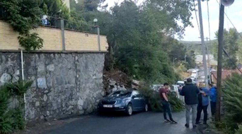 Sarıyer'de 10 katlı bir binanın istinat duvarı çöktü