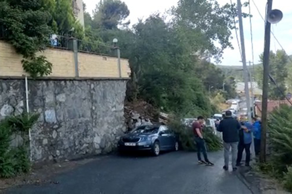 Sarıyer'de 10 katlı bir binanın istinat duvarı çöktü