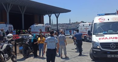 Şehir hatları vapuru Karaköy iskelesine çarptı: 3 yaralı