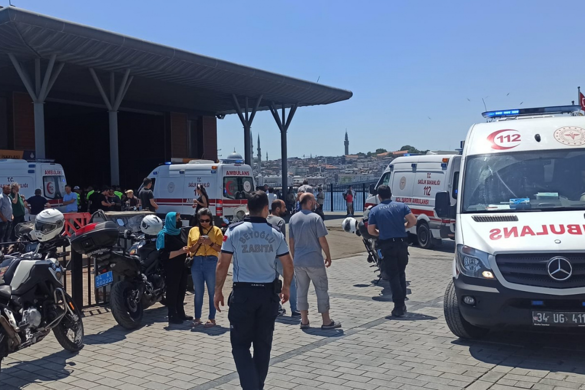 Şehir hatları vapuru Karaköy iskelesine çarptı: 3 yaralı