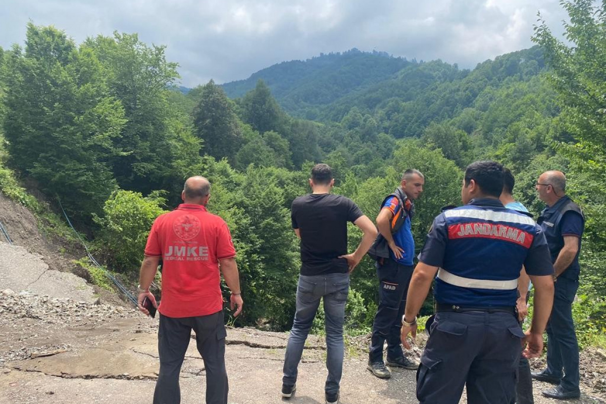 Selde yolları çöken köye dağ yollarından ulaştılar