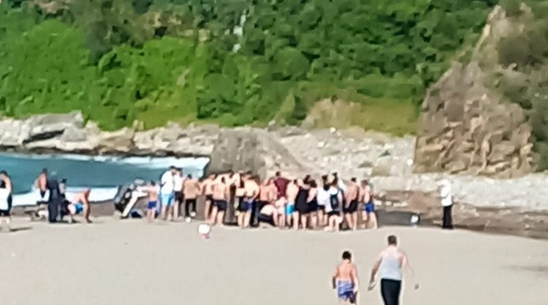 Serinlemek için denize giren genç boğulma tehlikesi geçirdi