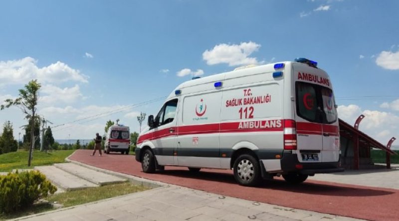 Serinlemek için havuza giren kardeşler, boğulmaktan son anda kurtarıldı