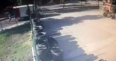 Seyir halindeki kamyonetin arkasından düştü, arkadan gelen minibüsün altında kalmaktan son anda kurtuldu