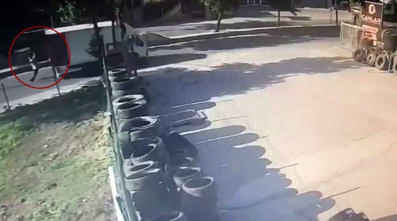 Seyir halindeki kamyonetin arkasından düştü, arkadan gelen minibüsün altında kalmaktan son anda kurtuldu