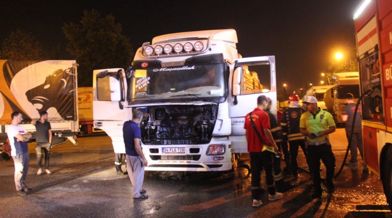Seyir halindeki tırın motorunda yangın çıktı