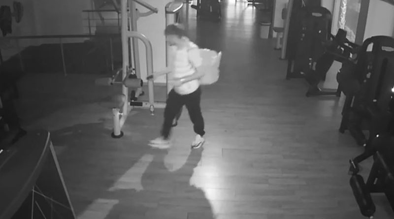 Spor merkezini soyan hırsızın rahatlığı kamerada