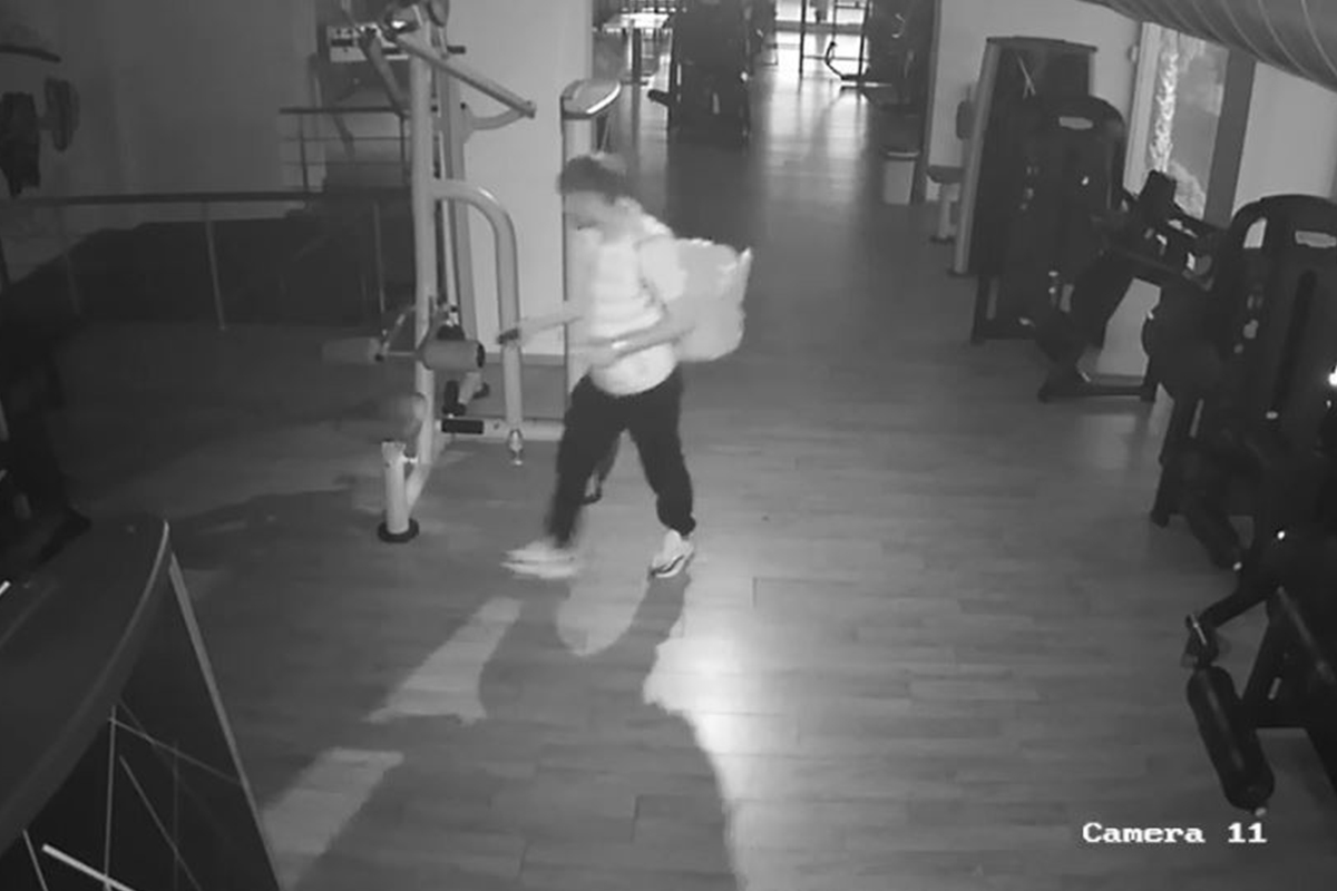 Spor merkezini soyan hırsızın rahatlığı kamerada