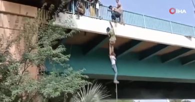 Sudan’da polisten kaçan göstericiler iple köprüden atladı