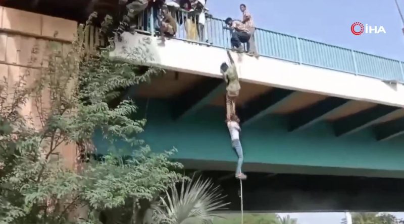 Sudan’da polisten kaçan göstericiler iple köprüden atladı