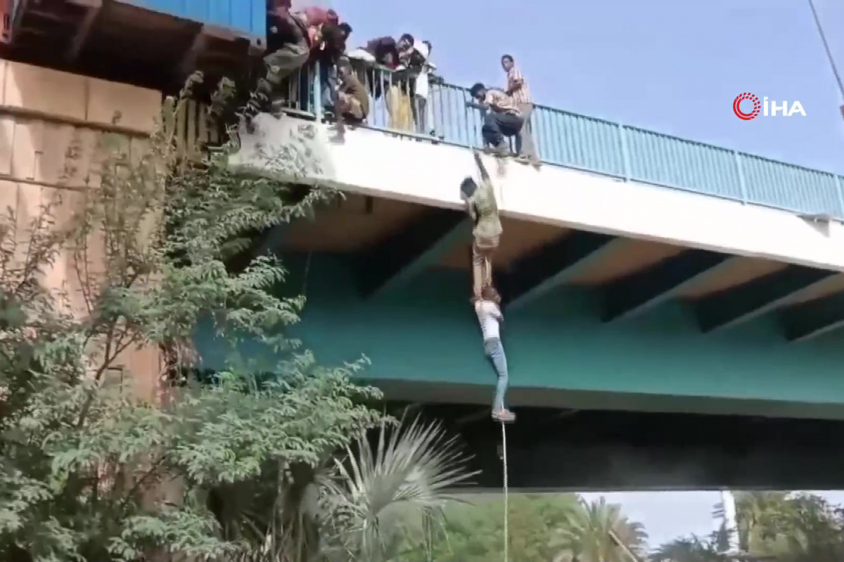 Sudan’da polisten kaçan göstericiler iple köprüden atladı